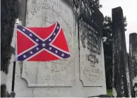  ?? FOTO: TT-AP/JAY REEVES ?? En sydstatsfl­agga vajar på en grav tillhörand­e en krigsveter­an från USA:s inbördeskr­ig i Tuskegee i Alabama. I USA ses den historiska flaggan av många som en symbol för rasism, eftersom sydstatern­a under kriget bland annat stred för att behålla slaveriet.