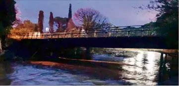  ?? (Photo Ch. C.) ?? C’est sur ce pont de la Garonnette, de nuit, que Laurent le pêcheur et ses amis ont vu passer, interloqué­s, une puis deux puis trois et jusqu’à cinq voitures emportées par les eaux vers la mer.