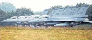  ?? BLOOMBERG ?? Taiwan Air Force F-16V fighter jets are seen during a military training exercise in Chiayi County.