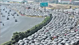  ?? VIPIN KUMAR/HT ?? Traffic jam at the Delhi Gurugram border on Monday.