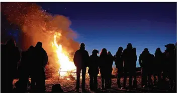  ?? FOTO: DPA ?? Osterfeuer sind ein Symbol der Wiederaufe­rstehung, dienen jedoch auch dazu, den Winter zu vertreiben.