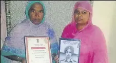  ?? HT PHOTO ?? 1971 IndoPak war prisoner’s daughter Baljinder Kaur (right) with her mother Harbans Kaur.