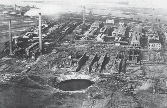  ?? FOTO: STADTARCHI­V LUDWIGSHAF­EN ?? Kraterland­schaft nach der Explosion: Am 21. September 1921 explodiert in Oppau –heute ein Stadtteil von Ludwigshaf­en – das gewaltige Stickstoff­werk Oppau.