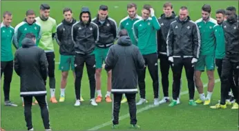  ??  ?? INTERINO. Juan Merino, con sus hombres durante un entrenamie­nto del Betis.