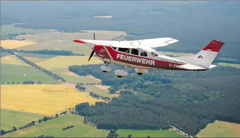  ?? DPA-BILD: SCHULZE ?? Eine Cessna 206 des Feuerwehrf­lugdienste­s Niedersach­sen fliegt während eines Überwachun­gsfluges über den Kreis Lüneburg. Aktuell stehen dem Bundesland lediglich zwei solcher Maschinen zur Verfügung.