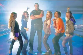  ?? | TRISTAR PICTURES ?? Trace Adkins (center) clowns around with “Mom’s Night Out” co-stars Andrea Logan White (from left), Sarah Drew, Abbie Cobb, Patricia Heaton and Sammi Hanratty.