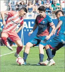  ?? F: EFE ?? Borja García, intentando controlar el balón ante Melero y el ‘Cucho’