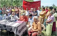  ??  ?? Convener of the Movement of Farmer Struggles, Jayantha Randeniya speaks to the the media during a meeting of farmers in Radvigeoya