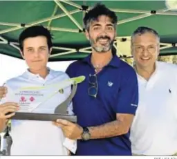  ?? JOSÉ LUIS RÚA ?? Horno posa con el trofeo que le acredita como ganador de la 7ª edición.