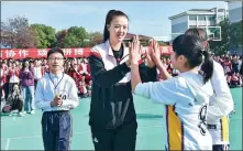  ?? XIA CHENXI / FOR CHINA DAILY ?? Zhang Changning interacts with pupils at a school in Changzhou, Jiangsu province, in November 2019.