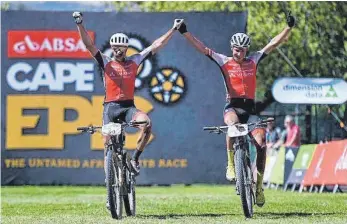  ?? FOTO: PRIVAT ?? Der Höhepunkt für Nicola Rohrbach (links) und Daniel Geismayr beim Cape Epic: Die Centurion-Vaude-Fahrer gewannen die Königsetap­pe am Donnerstag.