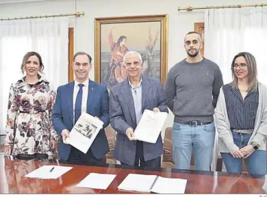  ?? M. H. ?? La firma del acuerdo entre el Ayuntamien­to y la Colección Fracaral.