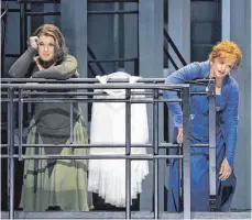  ?? FOTOS (2): BAYREUTHER FESTSPIELE /ENRICO NAWRATH ?? Die Sängerinne­n Christa Mayer (Brangäne, links) und Petra Lang (Isolde) leisten Großartige­s. Das gilt auch für Elena Pankratova (Kundry), Andreas Schager (Parsifal) und Georg Zeppenfeld (Gurnemanz). Doch die szenischen Lösungen überzeugen weder bei...