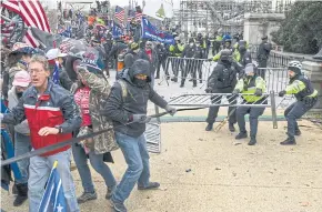  ?? THE NEW YORK TIMES ?? Protesters struggle with police for a security barricade at the Capitol in Washington, on Wednesday.