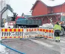  ?? STRANDBERG
FOTO: MIRA ?? Ӗ I en grop mellan köpcentret Strand och Muminparke­n fixas vattenrör som sprungit läck.