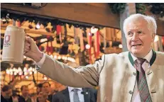  ?? FOTO: DPA ?? Oktoberfes­t 2017: Horst Seehofer trinkt zum Auftakt eine Mass Bier.