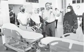  ?? — Gambar Bernama ?? TELITI: Dr Zaliha (dua kiri) mendengar penerangan daripada Ketua Jabatan Kecemasan dan Trauma, Dr Badli Sham Baharun (dua, kanan) ketika membuat lawatan kerja ke Hospital Tengku Ampuan Afzan (HTAA), semalam.