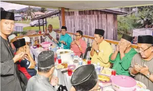  ??  ?? (Gambar atas) JUHARI bersama para AJK Sabas dan AJK masjid serta masyarakat berbuka puasa.