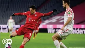  ??  ?? Robert Lewandowsk­i's late double made sure for Bayern against Mainz