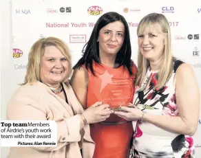  ?? Pictures: Alan Rennie ?? Top team Members of Airdrie’s youth work team with their award