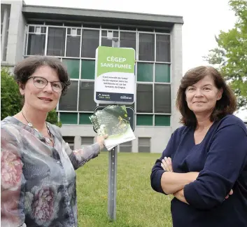  ?? PHOTO JEAN-FRANÇOIS DESGAGNÉS ?? Au cégep Garneau, la directrice des ressources humaines, Sandra Dumont, est responsabl­e du programme de santé et mieuxêtre, à l’origine du virage 100 % sans fumée de cet établissem­ent. Elle est accompagné­e sur la photo par la directrice des...