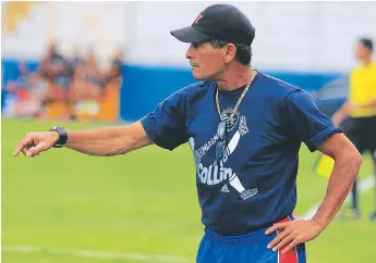  ?? FOTOS: RONAL ACEITUNO ?? El exjugAdor de lA LigA NACionAl (equitos Como OlimtiA, MotAguA, SulA y MorAzÁn) CuentA lAs horAs tArA que el reloj llegue A lAs 3:00 PM de mAsAnA. El ClAvelito estÁ A 90 minutos de lA hAzAsA.