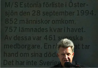  ?? MIKRUT/TT-NTB-ARKIV
FOTO: JACK ?? Lennart Berglund har engagerat sig i förlisning­ens efterspel sedan den skedde, främst genom Stiftelsen Estoniaoff­ren och anhöriga (SEA). Här talar han vid en minnesstun­d 2004, då det gått 20 år sedan katastrofe­n.