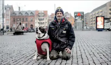  ??  ?? Efter mange år på gaden har René ’Gammel Smølf’ Holm fået en lejlighed.