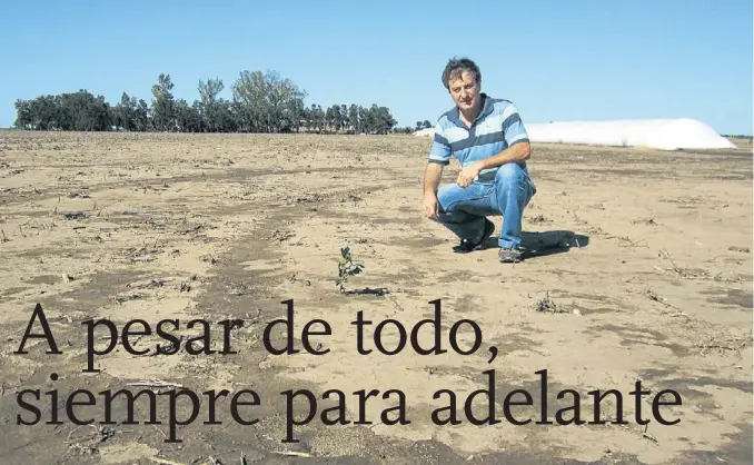  ??  ?? Terreno complicado. El productor Rubén Medula en un lote de Charata listo para la siembra. La escasez de rastrojo y de materia orgánica está a la vista. Detrás, el casco y el silobolsa con soja.