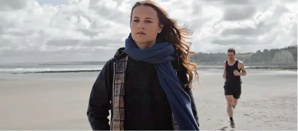  ?? Foto: Submergenc­e SARL ?? Bald werden sie Kontinente trennen: die erste Begegnung von Danielle (Alicia Vikander) und James (James McAvoy) am Strand.