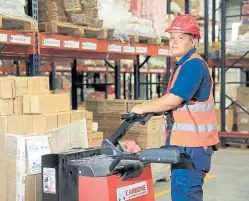  ??  ?? César Duga, operario en una empresa de alimentaci­ón