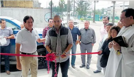  ??  ?? Ing. Jorge Romero, Lic. Rolando Ibarguen y el Pbro. Silverio Martínez, durante la ceremonia de inauguraci­ón de TINAS, BAÑOS Y ALBERCAS DE TAMPICO.