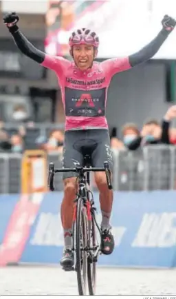  ?? LUCA ZENNARO / EFE ?? El colombiano Egan Bernal gana la etapa en Cortina d’Ampezzo.