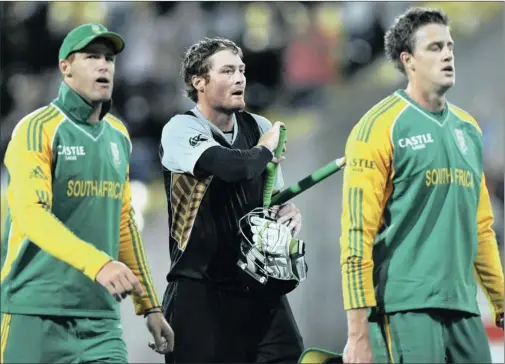  ?? PICTURE: REUTERS ?? MAN OF THE MOMENT: New Zealand’s Martin Guptill walks off with Proteas Rusty Theron (left) and Morné Morkel after his team won the first T20 yesterday.