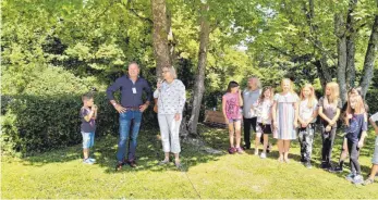  ?? FOTO: SCHULE ?? Frau Sandra Langer übergibt Schulleite­r Herbert Weiß und der Projektgru­ppe das neue Hochbeet.