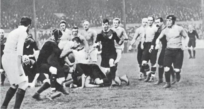  ?? PHOTO / OTAGO DAILY TIMES ?? Above:
All Blacks v Middlesex, on tour in Britain, 1905.
Inset: Ron Palenski with his book.
Our Game: New Zealand Rugby at 150, by Ron Palenski (Upstart Press, $40)