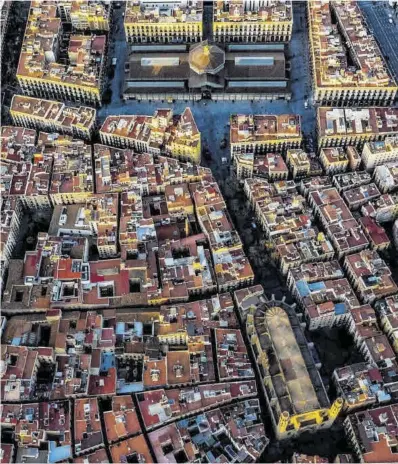 ?? George Smiley ?? El encuadre que ‘florentini­za’ Barcelona, con el mercado del Born y Santa Maria del Mar.