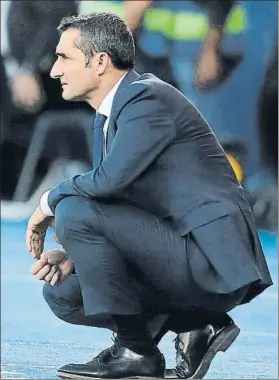  ?? FOTO: J.A. SIRVENT ?? Ernesto Valverde observa el partido desde la banda en el estadio de Butarque