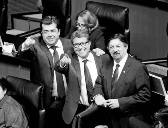  ?? /MAURICIO-HUIZAR ?? Ricardo Monreal y Napoleón Gómez Urrutia durante la sesión de ayer en la Cámara de Senadores