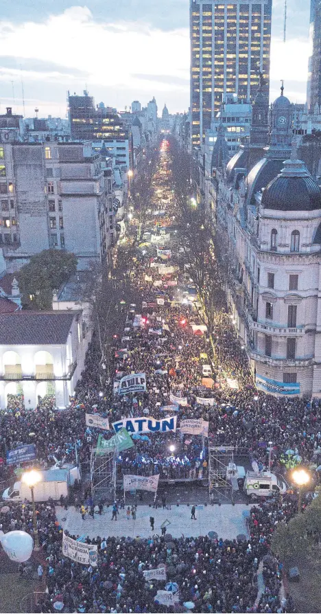  ??  ?? Calles calientes. Con el respaldo de organizaci­ones sociales y políticas, el 30 de agosto una protesta de los docentes colmó la Plaza de Mayo y concentró cuestionam­ientos de distinto tipo contra el gobierno de Macri. En medio de la crisis económica, los manifestan­tes reclamaron más presupuest­o universita­rio y mejores salarios.