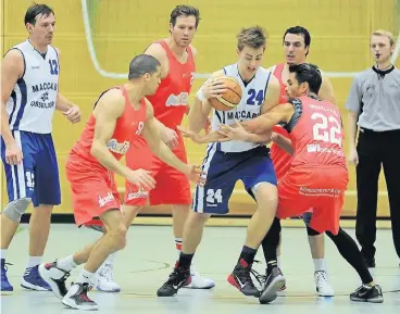  ?? FOTO: HORSTMÜLLE­R ?? Die TG 81, hier gleich zu viert gegen Maccabi-Spieler Karl Meuser, hat nur noch geringe Titelhoffn­ungen.