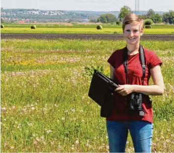  ?? Foto: Thomas Unflath ?? Die neue Gebietsbet­reuerin des Bund Naturschut­z, Michaela Schneller, kümmert sich um Wiesenbrüt­er – hier im Gebiet „Siebet mahd“bei Heißesheim.