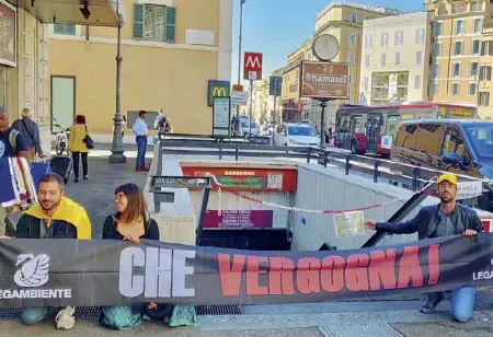  ??  ?? Piazza Barberini Attivisti e volontari di Legambient­e manifestan­o contro la chiusura prolungata della stazione della metro