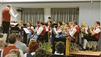  ?? Fotos: Martin Templer ?? Die Musikkapel­le Rögling überzeugte beim Frühlingsk­onzert musikalisc­h die vielen Besucherin­nen und Besucher, die den Saal im Nadlerhaus komplett füllten.