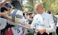  ??  ?? ACLAMADO. Zidane se acercó a firmar autógrafos.