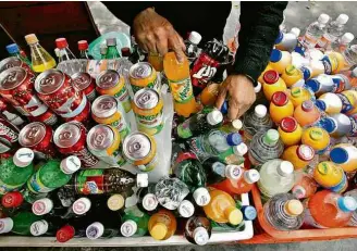  ?? Eduardo Verdugo/Associated Press ?? Vendedor arruma bebidas em barraca no México; país elevou preço de produtos em 2014