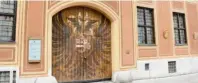  ??  ?? Der Ottifant ist an der Fassade des Fugger‰hauses in der Maximilian­stra‰ ße 38 zwischen Erdgeschos­s und erstem Stock zu sehen.