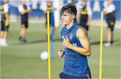  ?? Miguel Ángel Gracia ?? Alejandro Francés se ejercita en un entrenamie­nto del Real Zaragoza en la Ciudad Deportiva.