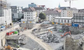  ?? FOTO: ALEXANDER KAYA ?? Ein Blick auf die Baustelle der Sedelhöfe hinter der Fußgängerz­one: Derzeit wird noch die Baugrube ausgehoben. Nächstes Jahr beginnt der Hochbau. Fertig sein soll das neue Einkaufsqu­artier Ende 2019.