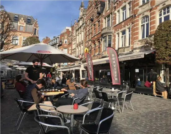  ?? Hsb ?? Van zondag tot donderdag moeten restaurant­s in Leuven, net zoals de cafés, om 23 uur hun deuren sluiten.